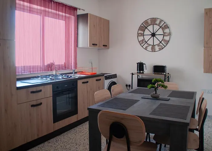 Central Two Bedroom Apartment In Bugibba