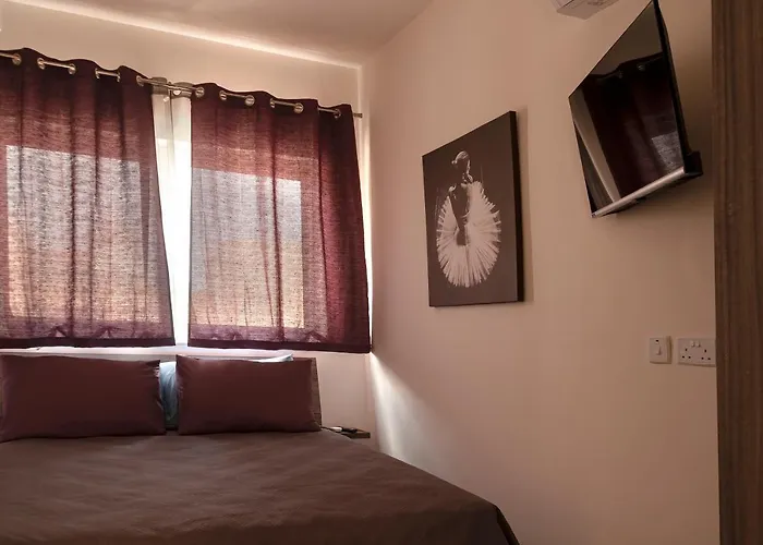 Central Two Bedroom Apartment In Bugibba